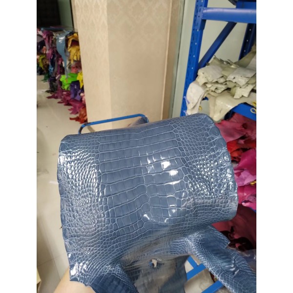 Hermès makes exclusive leather glossy American alligator: storm blue